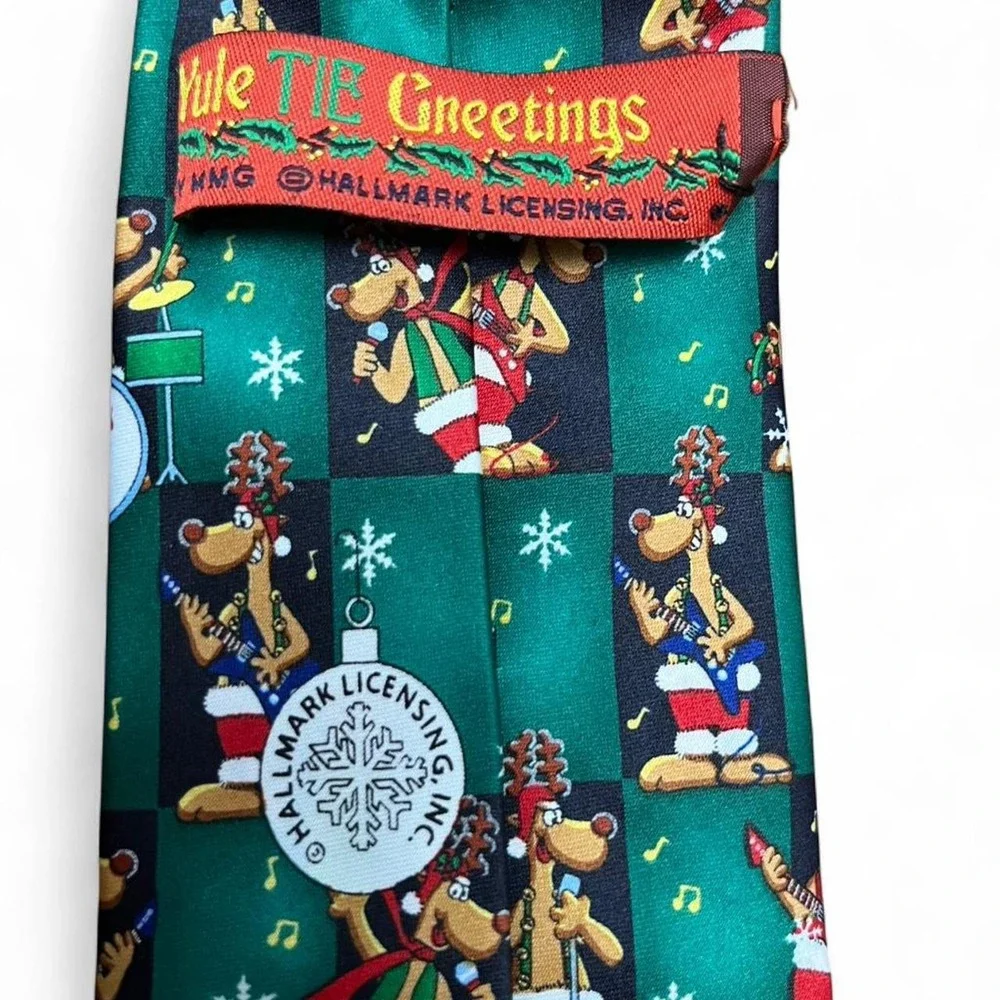 Funny Christmas tie featuring dogs playing musical instruments